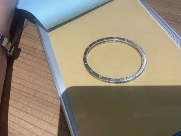 场内配资 女子坐高铁弄丢13.8万元手镯，连续搜寻未果，4天后民警在坐垫下找到