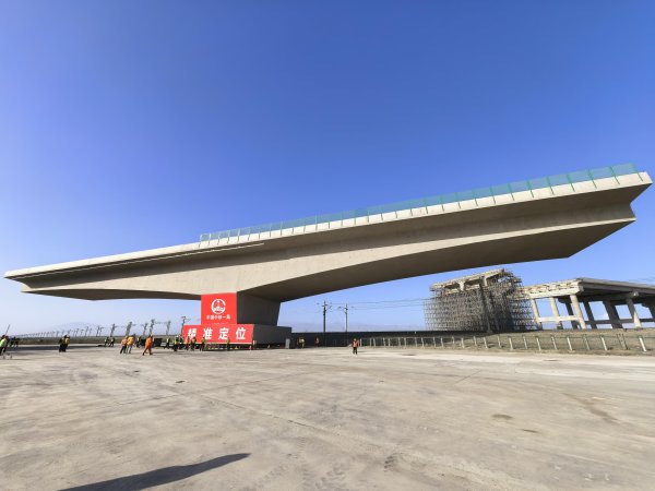 股票配资线上 两万吨“巨无霸”凌空“转身” 新疆百里风区上演“空中芭蕾”